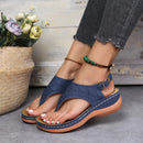 Maya – Sandaler i string stil med elegant overdel og justerbar ankelrem