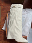 Nicole – Moderne knæhøje støvler med spids snude og spændedetaljer