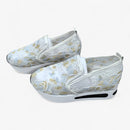 Amanda – Slip on sneakers med kileformet sål og blomsterbroderidetaljer