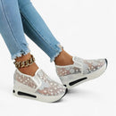 Amanda – Slip on sneakers med kileformet sål og blomsterbroderidetaljer