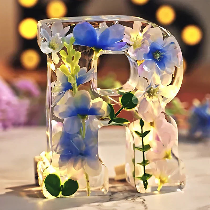 GlowPetal – Personlig Bogstavlampe Med Smukt Blomsterdesign
