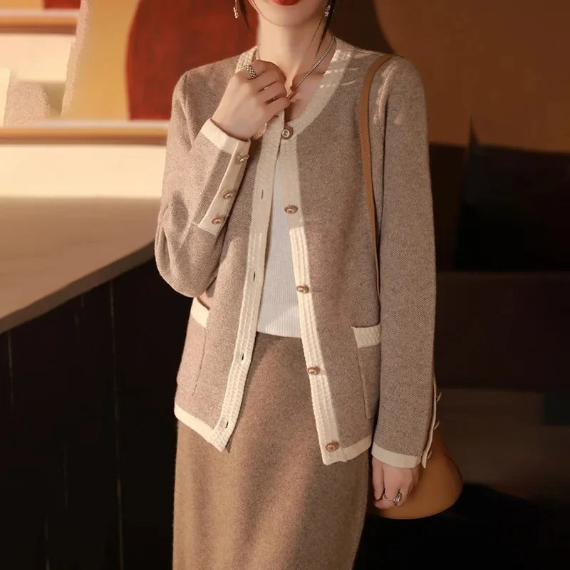 Ruby – Stilfuld cardigan med rund hals og kontrastdesign