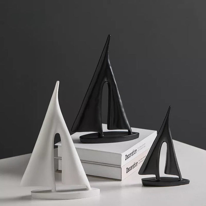 SailWhisper – Sejlbådsskulptur til elegant og moderne dekorativ udstillingsgenstand