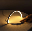 GlowVerge - Multifunktionel bordlampe med trådløs oplader og telefonholder