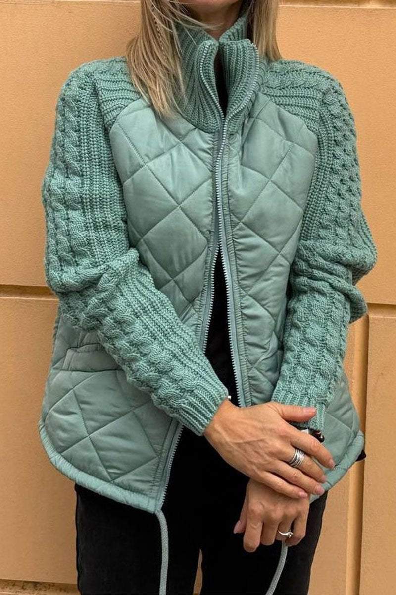 Kimberly – Højhalset jakke med lynlås og kontrastfyldte patchworkdetaljer