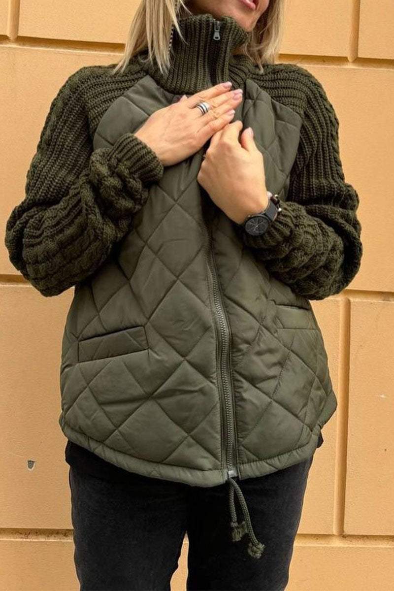 Kimberly – Højhalset jakke med lynlås og kontrastfyldte patchworkdetaljer