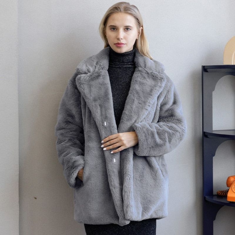 Ramona – Elegant langærmet frakke med flapkrave og åbent design foran