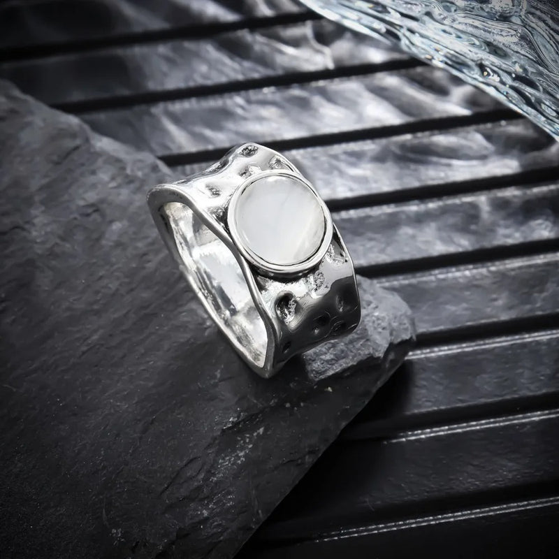 LunaMist – Elegant ring med måneinspireret midterstykke og moderne design