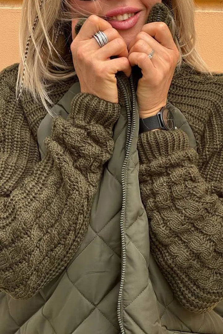 Kimberly – Højhalset jakke med lynlås og kontrastfyldte patchworkdetaljer