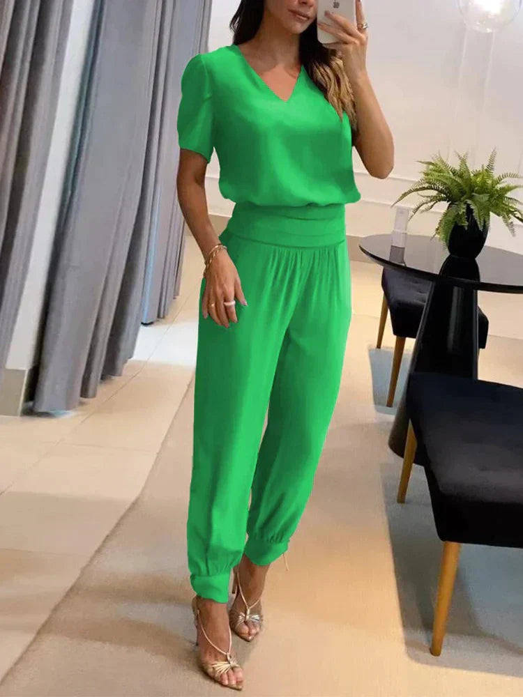 Mia - Moderne jumpsuit med v hals og korte ærmer