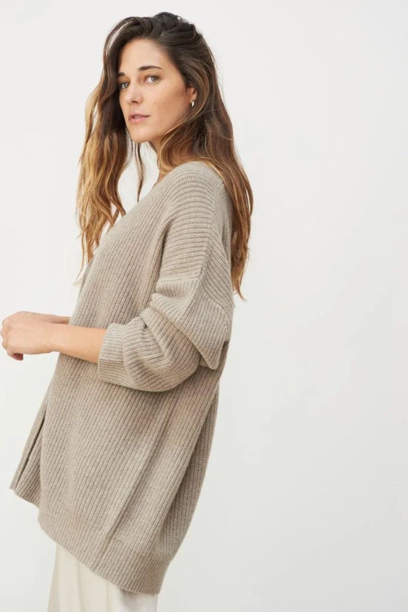 Rosa – Stilfuld langærmet cardigan med knaplukning og v halsudskæring
