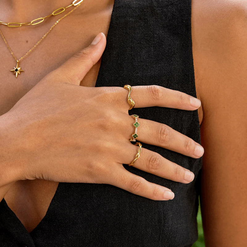 Frances – Justerbar ring med bølgeinspireret og let design