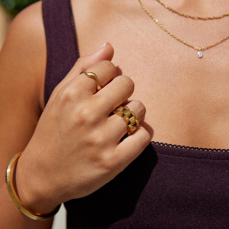 Frances – Justerbar ring med bølgeinspireret og let design
