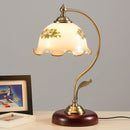 VintaLume – Unik LED bordslampe med blomsterfod og frostet skærm