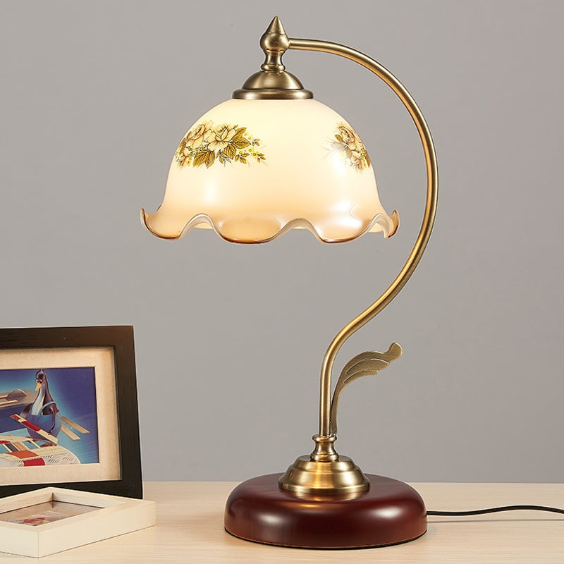 VintaLume – Unik LED bordslampe med blomsterfod og frostet skærm