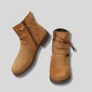 Reina – Ankelstøvler med spændedetaljer og lav blokhæl