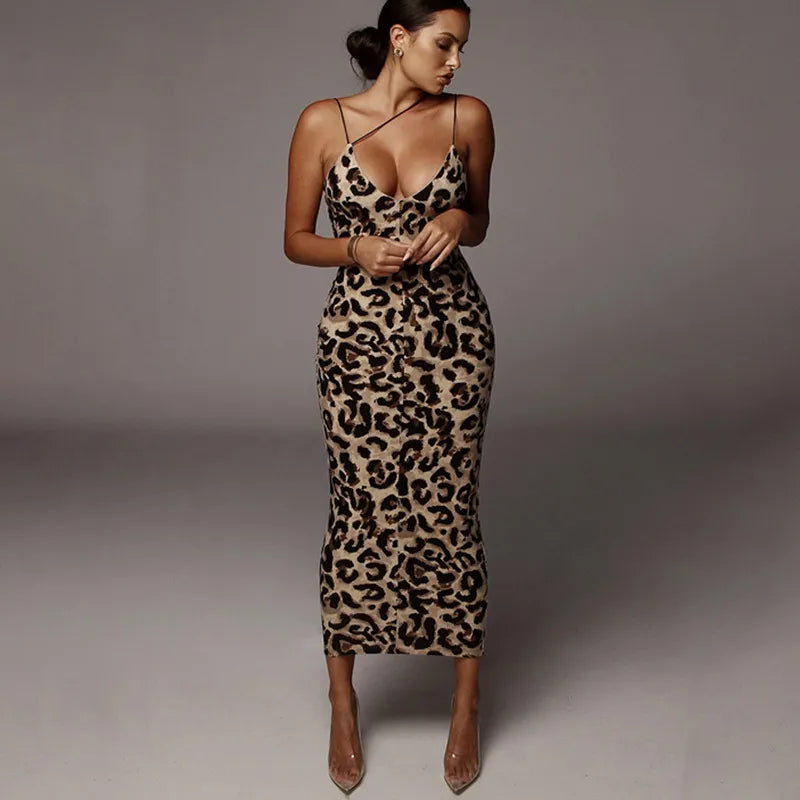 Madeline - Ærmeløs midikjole med dyb V hals og leopardprint