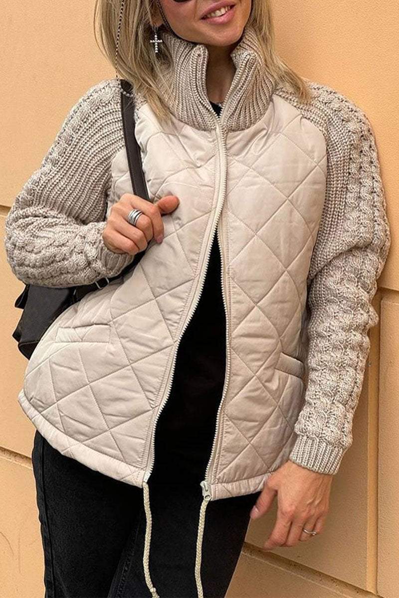 Kimberly – Højhalset jakke med lynlås og kontrastfyldte patchworkdetaljer