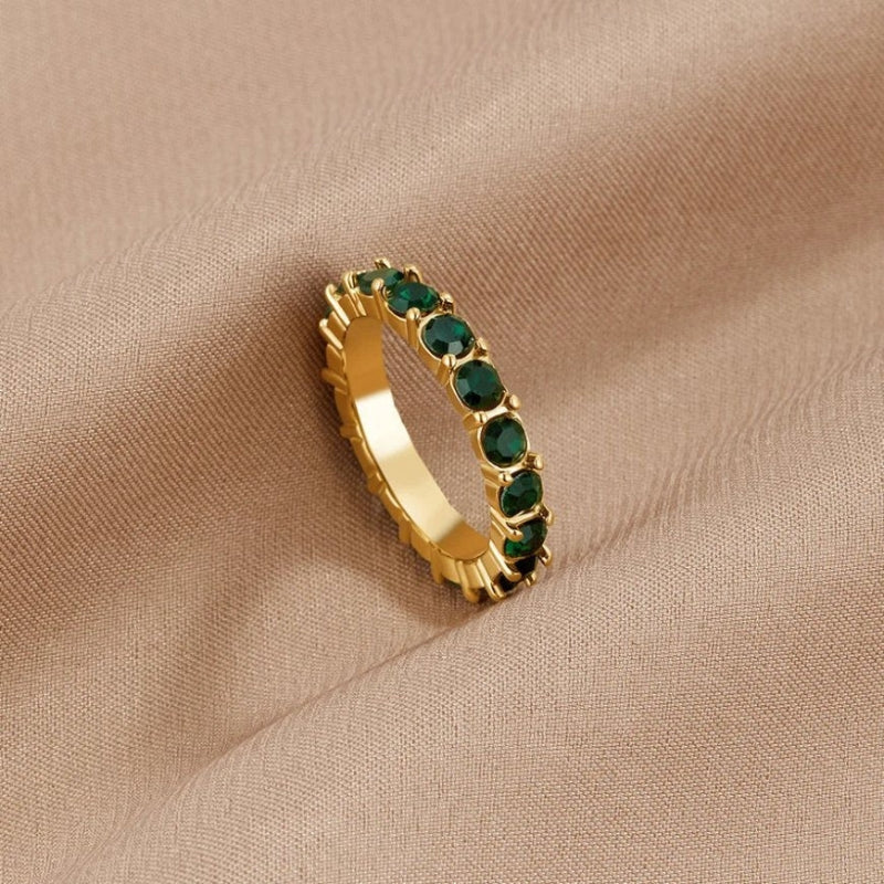 Isla – Elegante ædelstensringe med kamslørte detaljer
