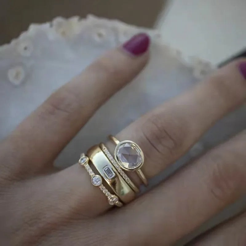 Amelia - Stabelbare ringsæt i blandet stil med geometriske former og kunstneriske detaljer