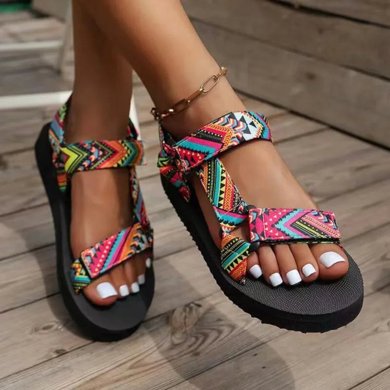 Brielle - Sporty sandaler med fleksible stropper og unikke print