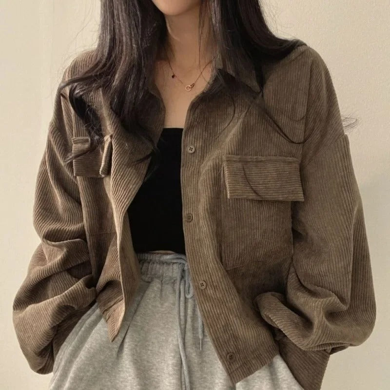 Sandra – Cropped knapper jakke med lange ærmer og frontlommedetaljer