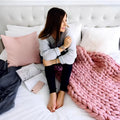 CozyWeave – Tyk Flettet Tæppe med Tekstureret Vævning for Ultimativ Komfort og Varme