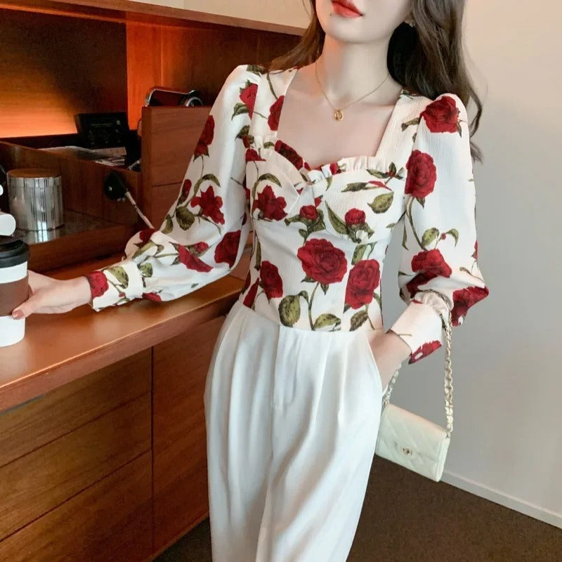 Jessica – Moderne bluse med rosemønster og firkantet halsudskæring