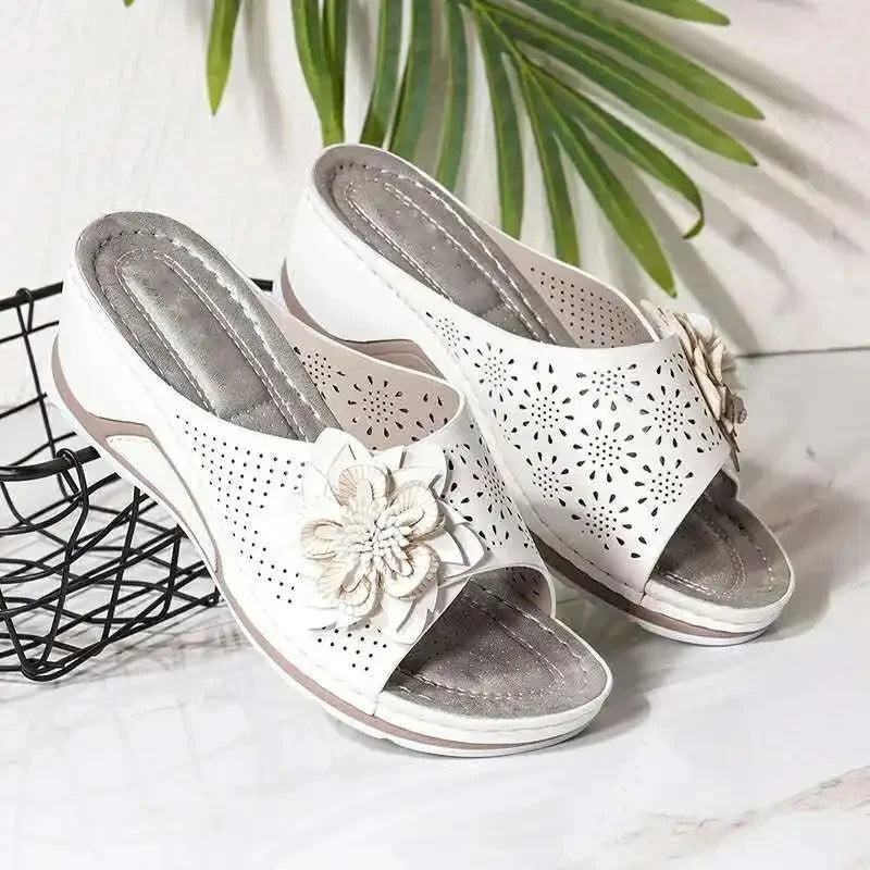 Debra – Kilesandaler med blomsterdetaljer og åben tå design