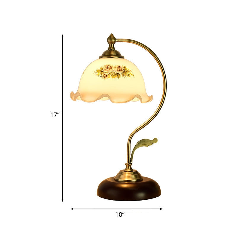 VintaLume – Unik LED bordslampe med blomsterfod og frostet skærm