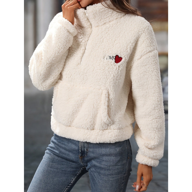 Amaya – Elegant pullover med halv lynlås, lange ærmer og forlomme