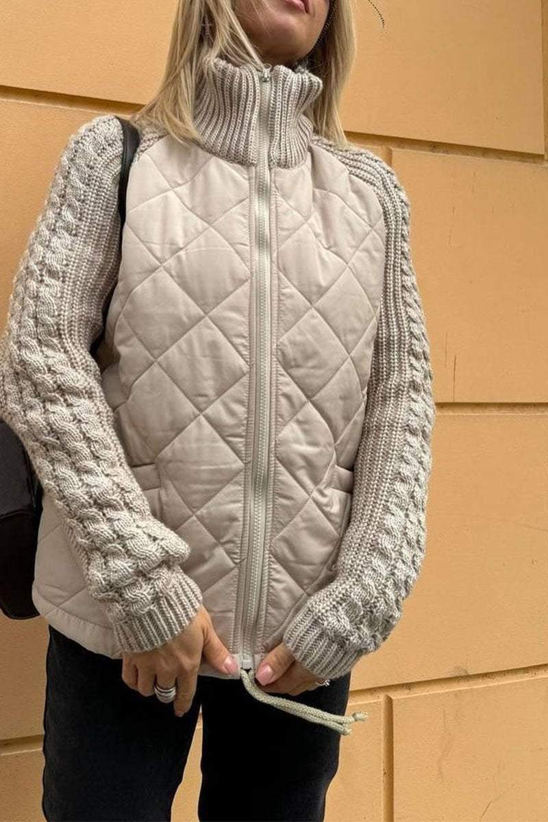 Kimberly – Højhalset jakke med lynlås og kontrastfyldte patchworkdetaljer