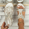 Mira – Stilfulde sandaler med blomsterdetaljer og T rem design