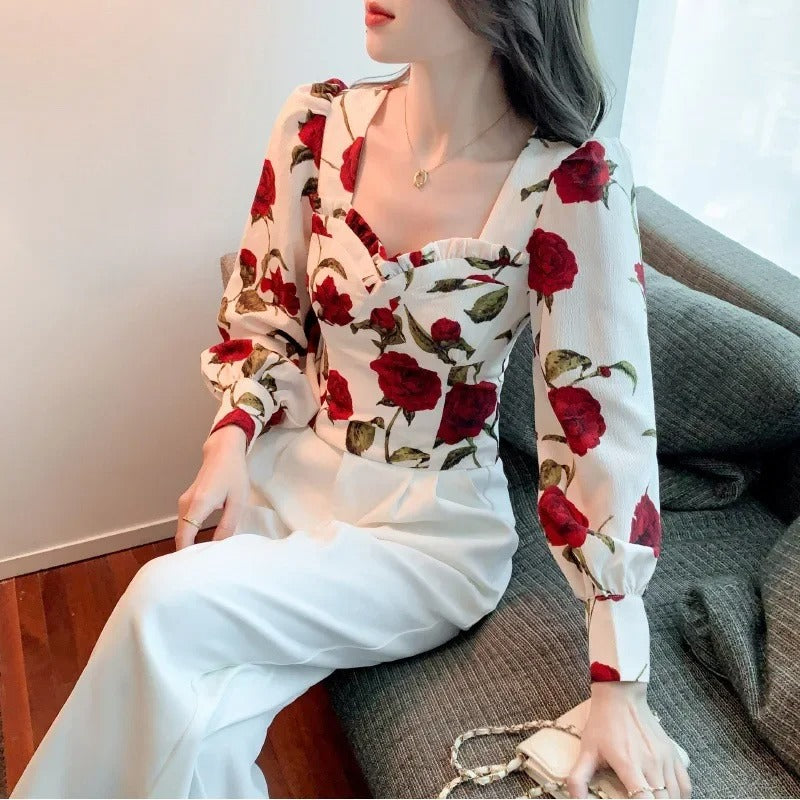 Jessica – Moderne bluse med rosemønster og firkantet halsudskæring