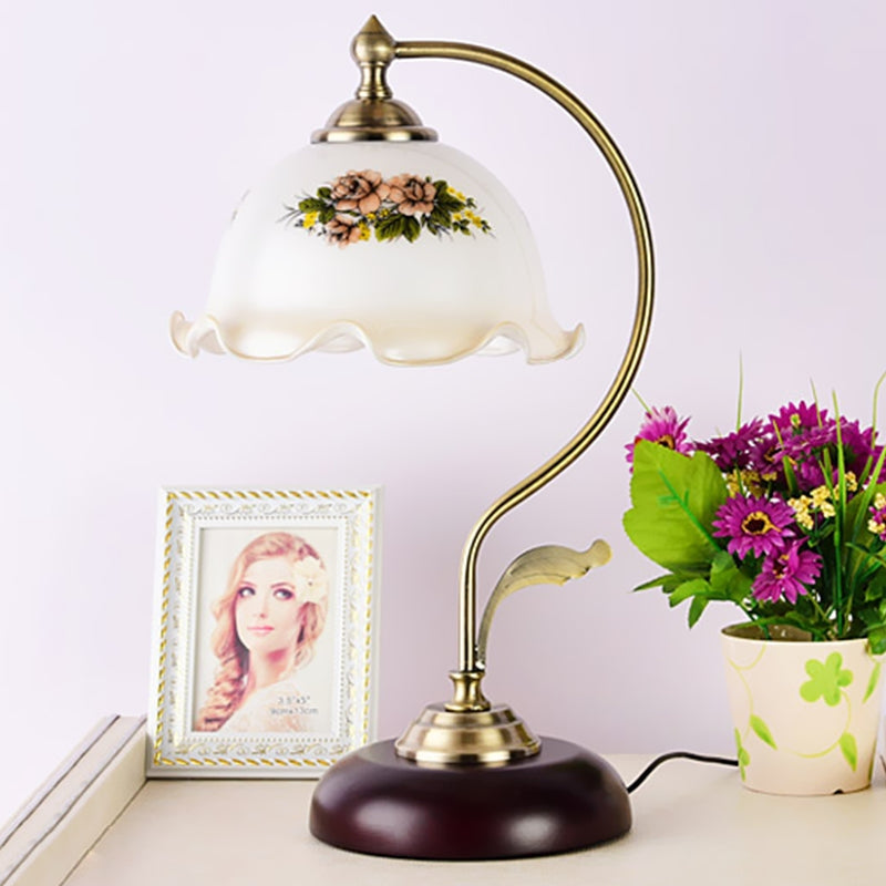 VintaLume – Unik LED bordslampe med blomsterfod og frostet skærm