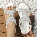 Mira – Stilfulde sandaler med blomsterdetaljer og T rem design