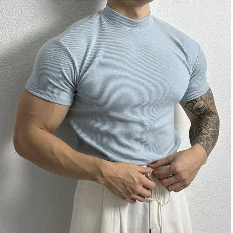 Casen - Slim fit t shirt med korte ærmer og høj hals