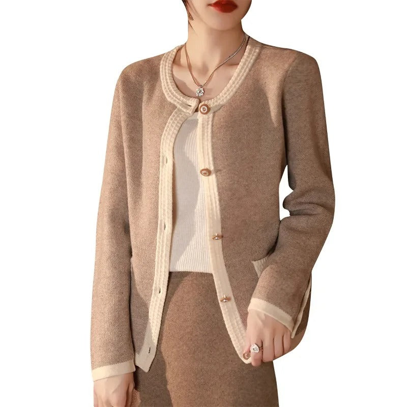 Ruby – Stilfuld cardigan med rund hals og kontrastdesign