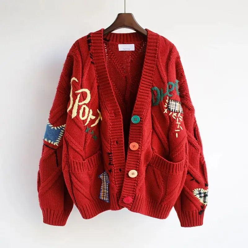 Lena – V hals cardigan med broderi patchwork og knaplukning