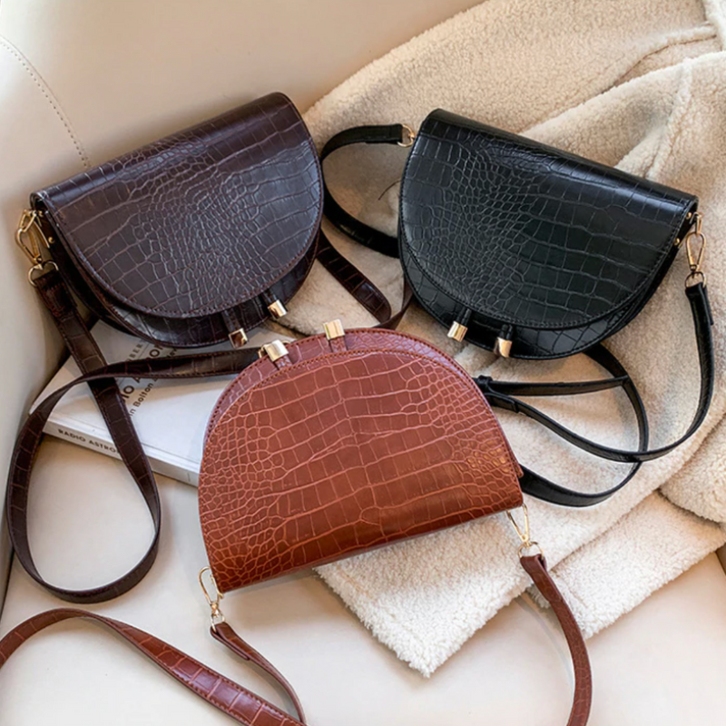 Isla – Kompakt crossbody-taske med præget tekstur og justerbare stropper