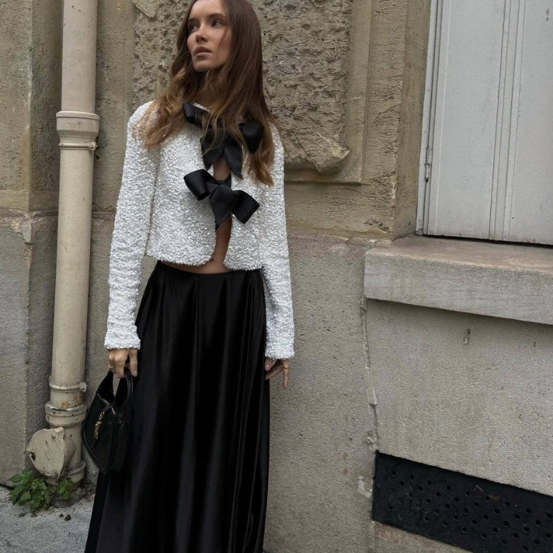Anaya – Elegant cropped top med lange ærmer og sløjfedetaljer foran