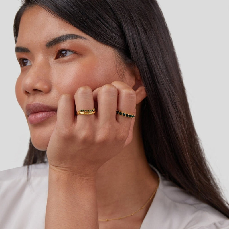 Isla – Elegante ædelstensringe med kamslørte detaljer