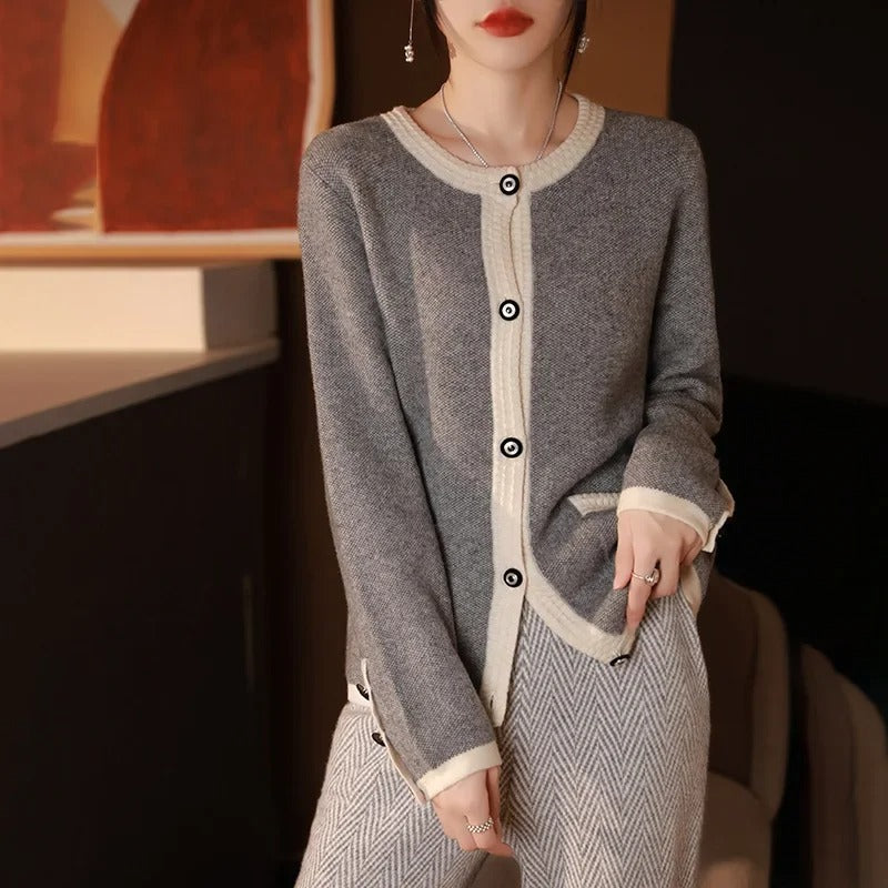 Ruby – Stilfuld cardigan med rund hals og kontrastdesign