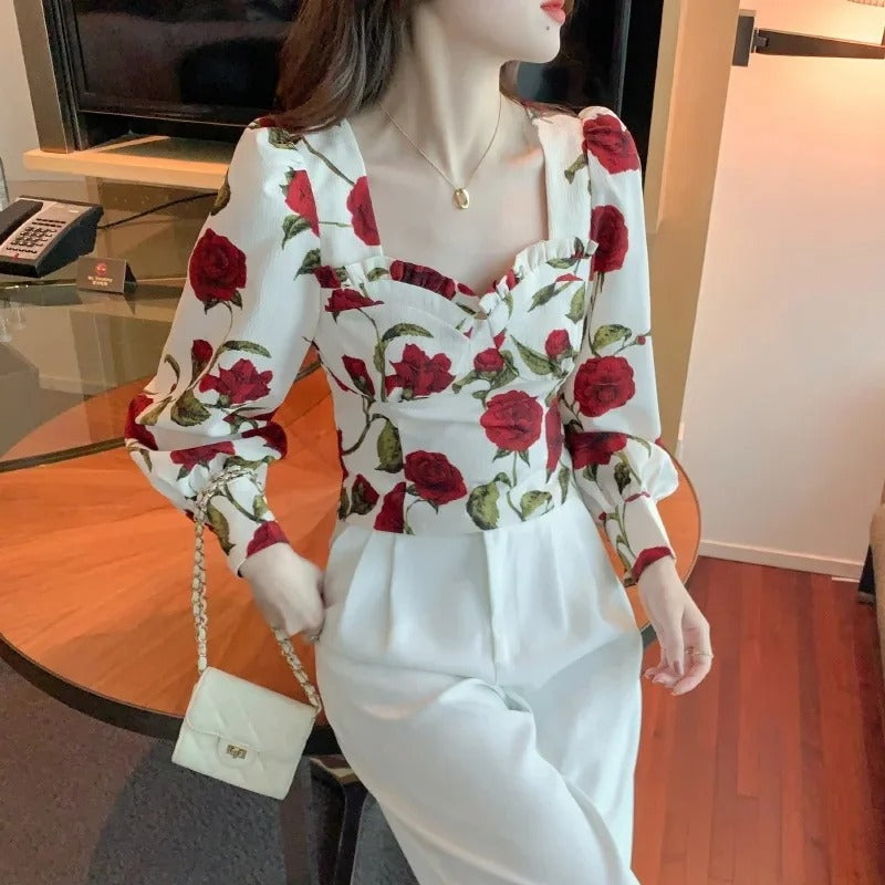 Jessica – Moderne bluse med rosemønster og firkantet halsudskæring