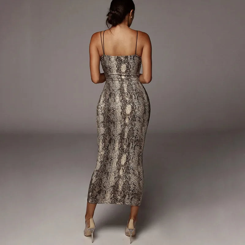 Madeline - Ærmeløs midikjole med dyb V hals og leopardprint