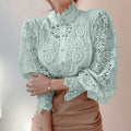 Clara – Chic bluse med lange ærmer og knap foran