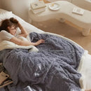 SnugAura - Letvægtsvarme med dette minimalistiske tæppe