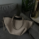 Serena - Afslappet Mulepose med Skulderrem med Sikker Lukning