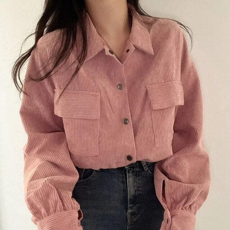 Sandra – Cropped knapper jakke med lange ærmer og frontlommedetaljer