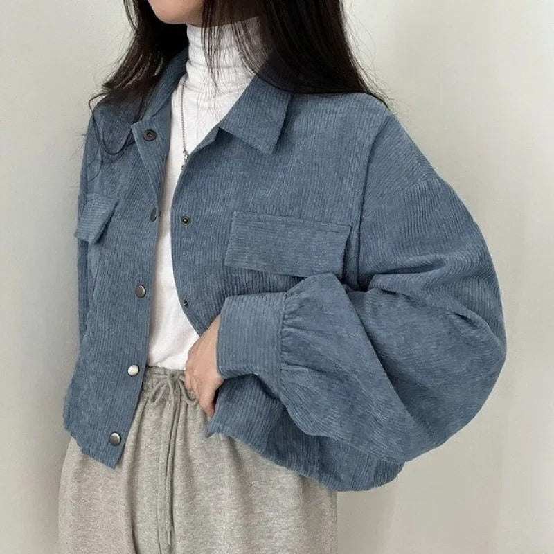 Sandra – Cropped knapper jakke med lange ærmer og frontlommedetaljer